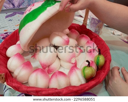 Pink Chinese peach birthday bun food named Longevity peach Shou Tao (寿桃)        商業照片 © 