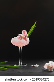 Cóctel rosa con hielo