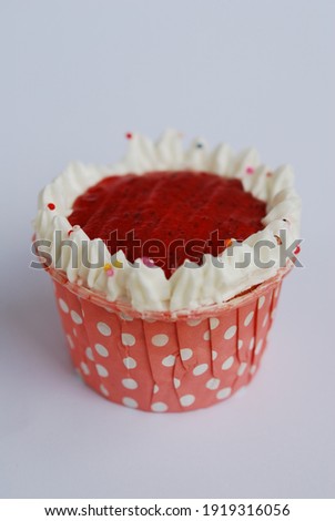 Similar – Bierdeckel mit Aufdruck Kaffeeklatsch auf pink karierter Serviette und Holztisch. Cupcakeform