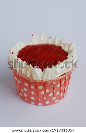 Similar – Bierdeckel mit Aufdruck Kaffeeklatsch auf pink karierter Serviette und Holztisch. Cupcakeform