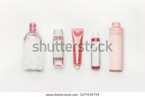 ピンクの天然化粧品 ゲル ローション 血清 ミセル水 トナー 白い机の背景にボトルとブランドとブランド付き トップビュー フラットレイ 美顔 の写真素材 今すぐ編集