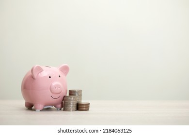 banco de cerdo rosado sonriendo y monedas sobre la mesa, para ahorrar dinero, riqueza y conceptos financieros, copiar espacio