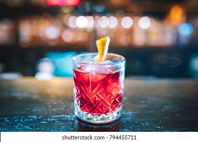 Rosa und Rot Frische bunter exotische Cocktails mit Zitrone und Eis in der Bar. Farbenfrohe rosa Erfrischungsgetränk mit Eis an der Bar. Mojito