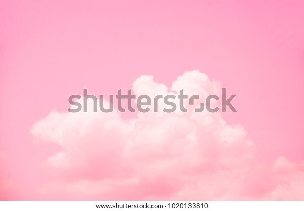 白い雲のあるピンクの空の背景 の写真素材 今すぐ編集