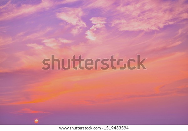 夕暮れにピンクの空 夕暮れの雲 陽気な平和な自然の日の背景 の写真素材 今すぐ編集