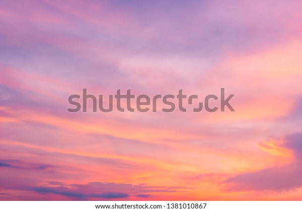 夕暮れにピンクの空 夕暮れの雲 陽気な平和な自然の日の背景 の写真素材 今すぐ編集