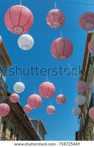 Similar – Foto Bild Schöne bunte Laternen, die bei Sonnenlicht an den Bäumen hängen.