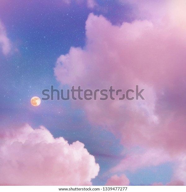 ピンクの夕焼けは 満月と星を持つ空を雲で覆う 夢魔法の夜空と月雲 青い時間空 の写真素材 今すぐ編集