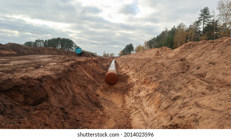 Pipe layer on the repair of the pipeline.