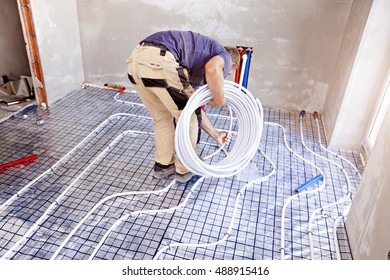 Pipefitter mounting Underfloor heating