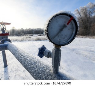 Pipeline Manometer Oil Pressure Gauge Shows 0 ATM (Max 15 Bar - Red Line) In Frost. Oil Pumpjack Winter Work. A Pumpjack Is The Overground Drive For A Reciprocating Piston Pump In An Oil Well.
