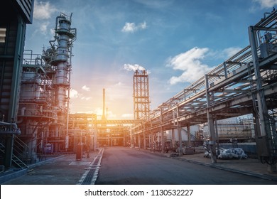 Pipeline- und Rohrregal der Erdölindustrieanlage mit Sonnenuntergang