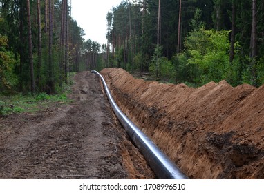 Сonstructing Pipelines That Transport Oil, Natural Gas, Petroleum Products And Industrial Gases. A Dug Trench In The Ground For The Installation Of Industrial Gas And Crude Pipes. 