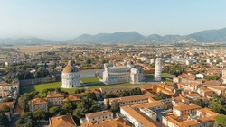 Pisa, Italien. Der Berühmte Schiefe Turm Und Die Kathedrale Von Pisa Auf Der Piazza Dei Miracoli. Sommer. Abendstunden, Sicht Auf Die Luft  