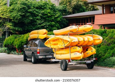 Pismo Beach, California, USA- March 26, 2022. Pismo Beach Street View, Kayaks Towing By Car On The Street.Pismo Beach Is A Best Spot Along The California Central Coast For Diving And Kayaking