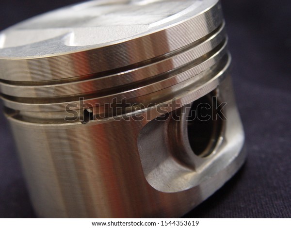 Piston for
an automobile internal combustion
engine.