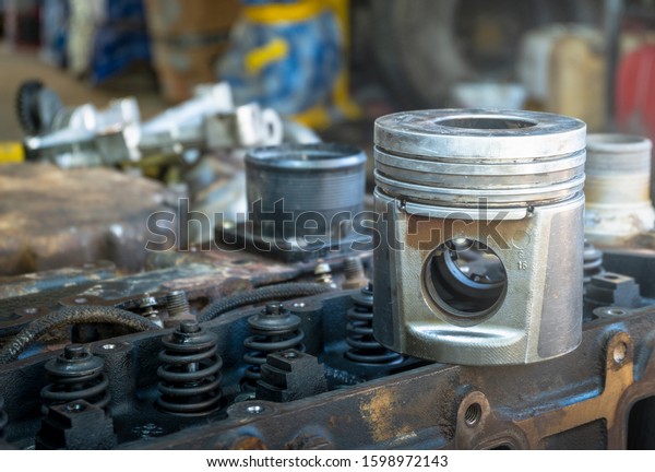 Piston of the diesel\
engine on cylinderhead