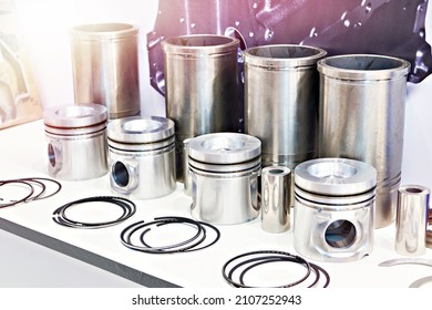 Pistons, sleeves and oil scraper rings on the store counter