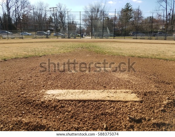 pitcher\'s mound on baseball\
diamond