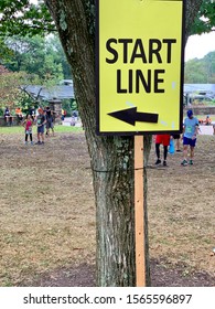 Pittsburgh, PA - September 29, 2019:  A Sign Directs Runners To The Starting Line Of The Great Race, An Annual 5K And 10K Running Event In Pittsburgh