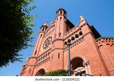 Pittsburgh, PA USA - September 18, 2020: A Bright Sunny Day Outside The Church Of Epiphany In Downtown Pittsburgh Near PPG Paints Arena