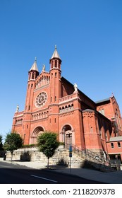 Pittsburgh, PA USA - September 18, 2020: A Bright Sunny Day Outside The Church Of Epiphany In Downtown Pittsburgh Near PPG Paints Arena