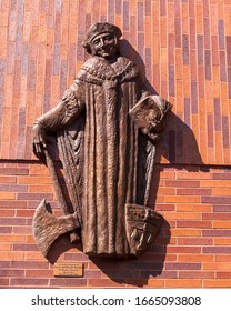 Pittsburgh, Pennsylvania, USA 3/1/20 A Sculpture Of Saint Thomas More, The Patron Saint Of Lawyers, On The School Of Law Building On The Duquesne University Campus. 