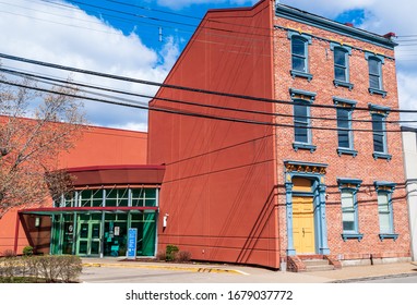 Pittsburgh, Pennsylvania, USA 3/15/20 An Old House Converted Into A Medical Office With The University Of Pittsburgh Medical Center System