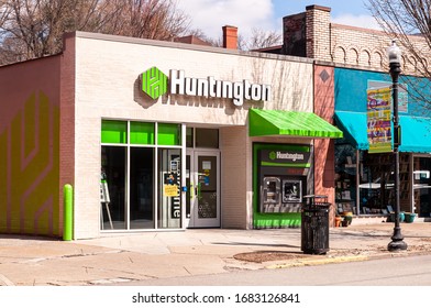 Pittsburgh, Pennsylvania, USA 3/22/20 Huntington Bank On Forbes Avenue In The Squirrel Hill Neighborhood