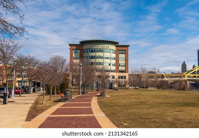 Pittsburgh, Pennsylvania, USA February 24, 2022 The Peoples Center Building On North Shore Drive. It Houses The Corporate Office For Peoples Gas As Well As Restaurants, Stores And A Tv Studio