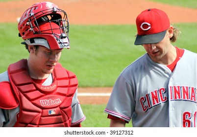 PITTSBURGH - SEPTEMBER 24 : Ryan Hanigan And Bronson Arroyo Of The Cincinnati Reds Discuss Strategy Between Innings Against The Pittsburgh Pirates On September 24, 2009 In Pittsburgh, PA.