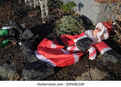 Pittsburgh,PA USA. December 25, 2021. Deflated Santa Claus Decoration  Seen On A Sunny Day In A Front Yard In The Carrick Neighborhood Of Pittsburgh,PA.