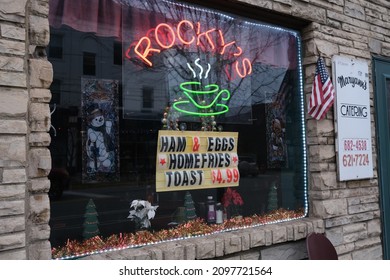 Pittsburgh,PA USA. November 30, 2021. Front Entrance To A Local Restaurant In An Urban Neighborhood Of Pittsburgh, Pennsylvania During The Christmas Holiday.