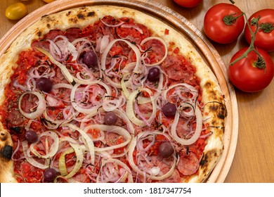 Pizza de Calabresa, brasilianisches Essen. Calabrese Wurstpizza mit Mozzarella-Käse, Zwiebeln, Oliven und Tomatensauce. Traditionelle Pizza in Brasilien, es ist ähnlich wie Pepperoni Pizza.