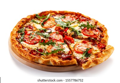 Pizza mit Schinken, Rucola und Gemüse auf weißem Hintergrund