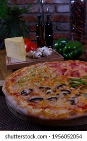 Pizza with mozzarella cheese, hot pepper, red onion and roast beef strips "pizza de arrachera"