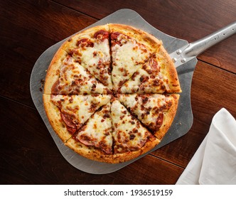 Pizza auf Pizzaschale, Draufsicht
