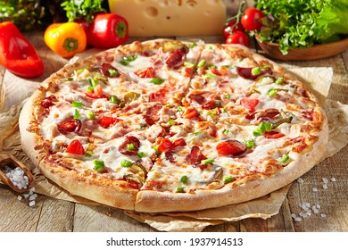 Pizzeria Menü - Fleisch Pizza auf Pergament, mit Wurst und Pfefferoni-Scheiben abgeschnitten. Holztisch mit Pizzasorten. Sonnenlicht mit scharfem Schatten. Rustikale, naturbelassene Küche