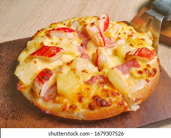 pizza topping ham with pieapple.