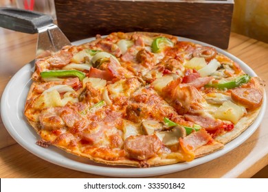 Pizza With Topping  Pork Sausage, Italian Sausage, Pepperoni, Ham, Bacon,  Mozzarella Cheese,onion, Capsicum, Mushroom And Pineapple 