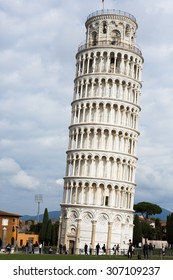 pictre of the pizza tower in italy