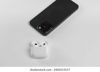 place for in iPhone 15 Pro Max, dynamic island. air pods 3