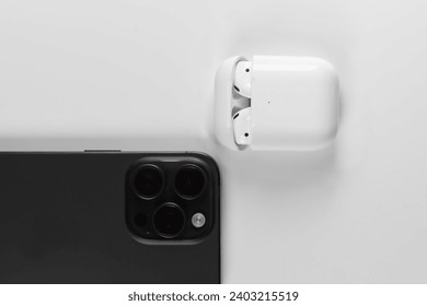 place for in iPhone 15 Pro Max, dynamic island. air pods 2