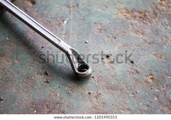 Place\
the tool onto the ground forces for spare\
parts.
