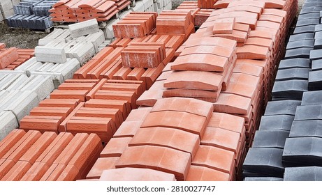 A place where materials for infrastructure and superstructure construction, roadside paving stones and paving stones are stored.