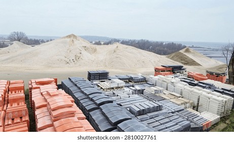 A place where materials for infrastructure and superstructure construction, roadside paving stones and paving stones are stored.