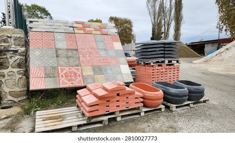 A place where materials for infrastructure and superstructure construction, roadside paving stones and paving stones are stored.