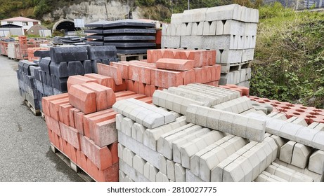 A place where materials for infrastructure and superstructure construction, roadside paving stones and paving stones are stored.