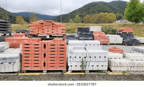A place where materials for infrastructure and superstructure construction, roadside paving stones and paving stones are stored.