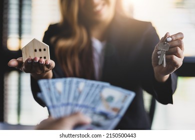 Placing a deposit with a real estate agent to enter into a legal contract of sale. Real Estate Trading and Property Valuation Ideas - Shutterstock ID 2150500443